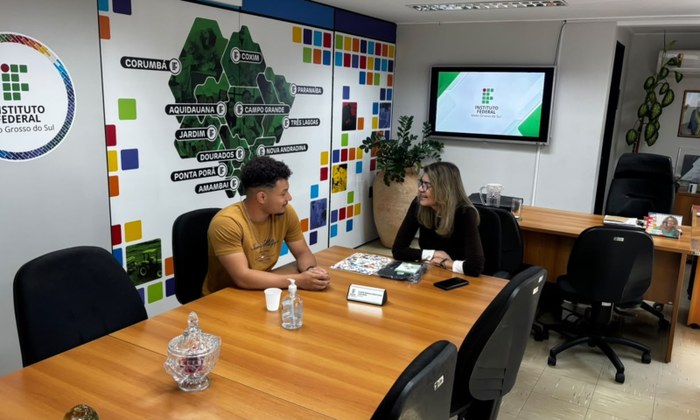 Pró-reitora de Ensino, Claudia Fernandes, empossa o novo servidor do IFMS, Guilherme Reis dos Santos