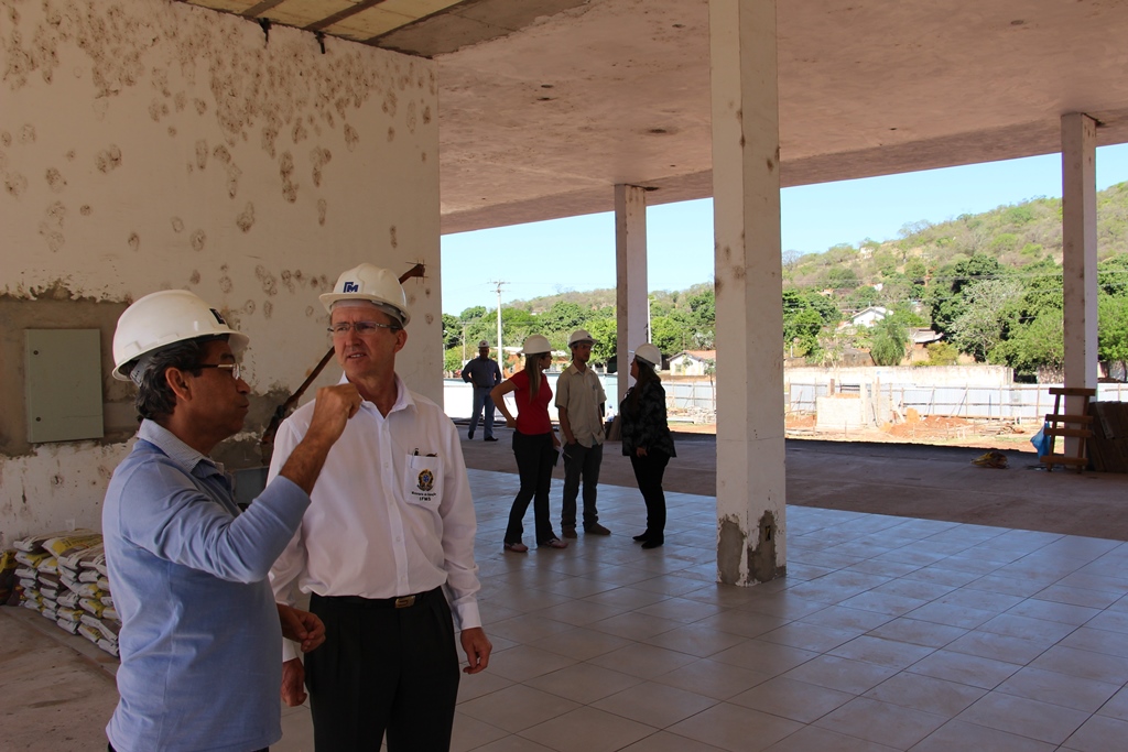 Reitor Luiz Simão Staszczak visita obra da sede definitiva do Campus Corumbá (agosto/2016)