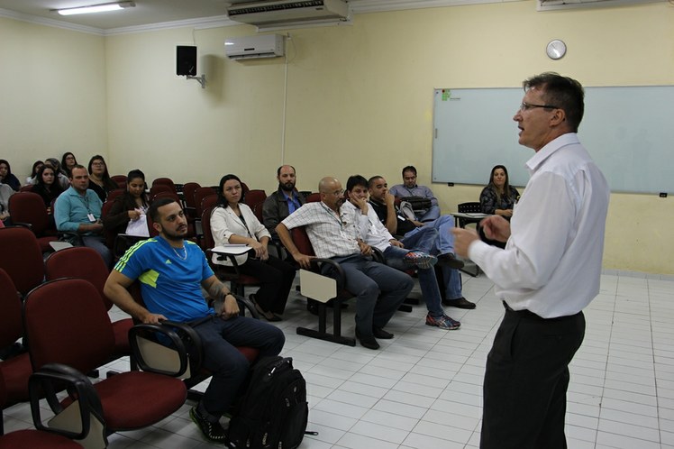 Reitor reunido com técnicos-administrativos e professores do Campus Corumbá (agosto/2016)