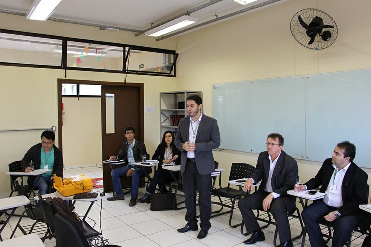 Diretor-geral do Campus Dourados, Carlos Vinícius Figueiredo, abre a Reitoria Itinerante (junho/2016)