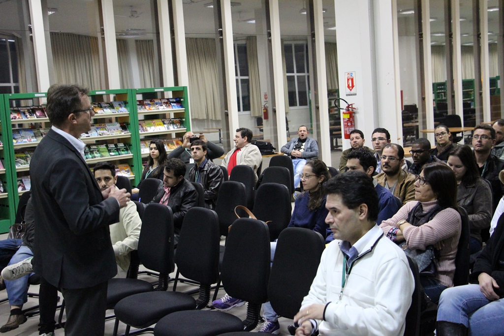 Reitor Luiz Simão Staszczak conversa com servidores do Campus Ponta Porã (junho/2016)