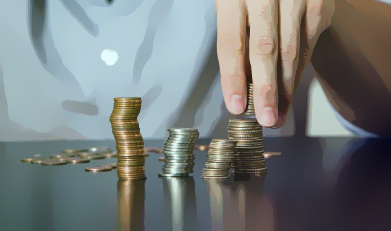 Homem empilha moedas sobre a mesa. Ideia da imagem é mostrar equilíbrio financeiro. 